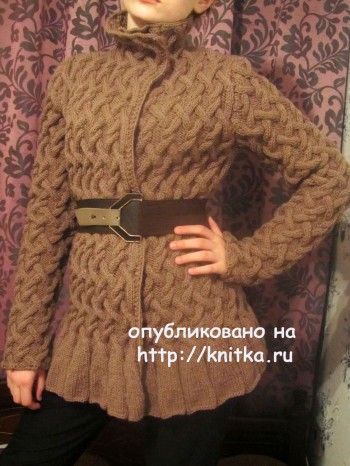 Кофта с рельефным узором из кос