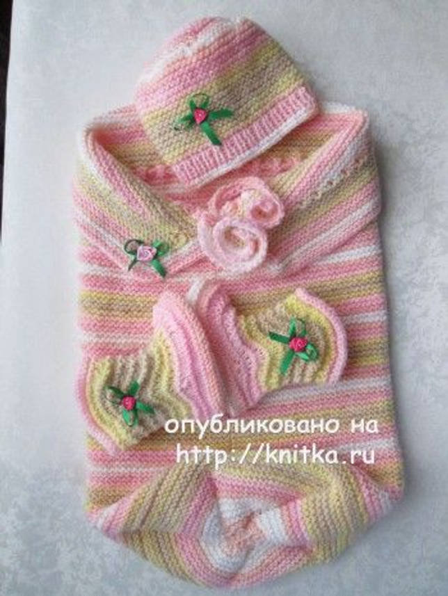Конверт, пинетки и шапочка спицами для новорожденного